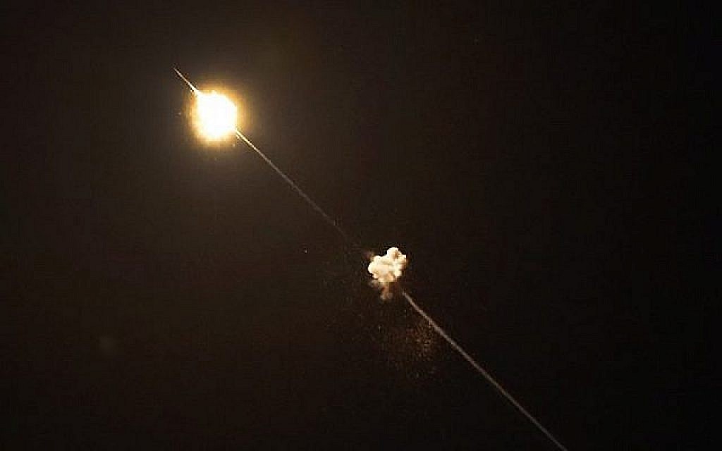 Une photo prise depuis le village de Netiv Haasara dans le sud du pays montre des missiles lancés par le système de défense antiaérien du Dôme de fer intercepter des roquettes de la bande de Gaza, le 4 mai 2019 (Crédit : Thomas Coex/AFP) Une photo prise depuis le village de Netiv Haasara dans le sud du pays montre des missiles lancés par le système de défense antiaérien du Dôme de fer intercepter des roquettes de la bande de Gaza, le 4 mai 2019 (Crédit : Thomas Coex/AFP)