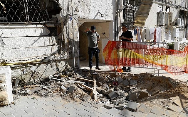 Une barrière de sécurité établie autour d'un cratère causé par une frappe à la roquette dans la ville d'Ashkelon, dans le sud d'Israël, près de la frontière avec Gaza, le 5 mai 2019 (Crédit : Jack Guez/AFP)