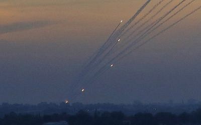 Une photo prise le 5 mai 2019 depuis la frontière entre Israël et Gaza montre un barrage de roquettes tirées depuis l'enclave palestinienne dirigée par le Hamas. (Jack Guez/AFP)