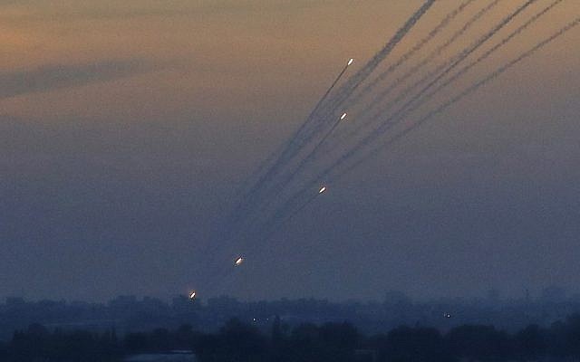 Une photo prise le 5 mai 2019 depuis la frontière entre Israël et Gaza montre un barrage de roquettes tirées depuis l'enclave palestinienne dirigée par le Hamas. (Jack Guez/AFP)
