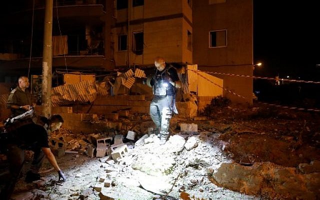 Les services d'urgence israéliens sur le site d'une attaque à la roquette dans la ville d'Ashdod, dans le sud d'Israël, le 5 mai 2019. (Crédit : Ahmad GHARABLI / AFP)