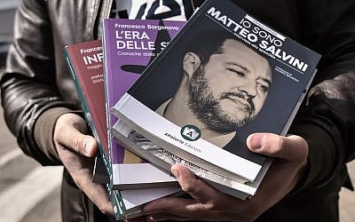 Francesco Polacchi, patron de la maison d'édition AltaForte, tient un exemplaire de son livre "Je suis Salvini" au Salon du Livre de Turin le 9 mai 2019. (Crédit : Marco BERTORELLO / AFP)