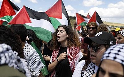 Des Arabes israéliens brandissent des drapeaux palestiniens à l'occasion de la "Marche du retour" annuelle qui se tient à Yom HaAtsmaout, le jour de l'indépendance d'Israël, près de la ville d'Oum al-Fahm, le 9 mai 2019. (Ahmad Gharabli/AFP) Des Arabes israéliens brandissent des drapeaux palestiniens à l'occasion de la "Marche du retour" annuelle qui se tient à Yom HaAtsmaout, le jour de l'indépendance d'Israël, près de la ville d'Oum al-Fahm, le 9 mai 2019. (Ahmad Gharabli/AFP)
