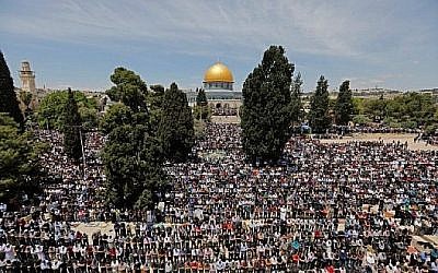 Des fidèles musulmans prient à la mosquée Al-Aqsa sur le mont du Temple à Jérusalem pour le premier vendredi saint du ramadan, le 10 mai 2019 (Crédit : Ahmad GHARABLI / AFP)