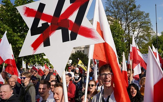 Des manifestants de l'extrême-droite polonaise, militent contre une loi américaine sur la restitution des biens volés aux Juifs pendant la Shoah, à Varsovie, le 11 mai 2019. (Créo Alik KEPLICZ / AFP) Des manifestants de l'extrême-droite polonaise, militent contre une loi américaine sur la restitution des biens volés aux Juifs pendant la Shoah, à Varsovie, le 11 mai 2019. (Créo Alik KEPLICZ / AFP)