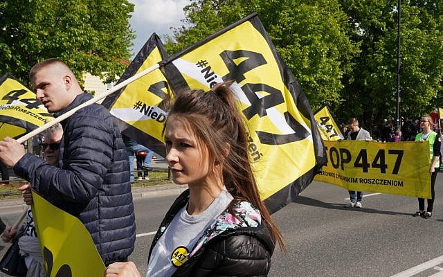 Des manifestants de l'extrême-droite polonaise, militent contre une loi américaine sur la restitution des biens volés aux Juifs pendant la Shoah, à Varsovie, le 11 mai 2019. (Créo  Alik KEPLICZ / AFP)