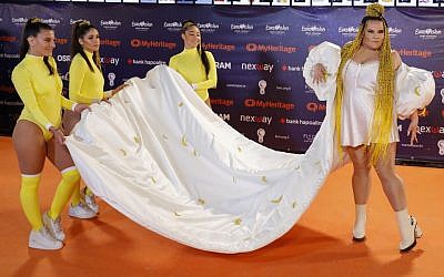 L'Israélienne Netta Barzilai, gagnante de l'édition 2018, pose pour une photo pendant la cérémonie du tapis rouge de la 64ème Eurovision au parc des expositions de Tel Aviv, le 12 mai 2019 (Crédit : Jack GUEZ / AFP)