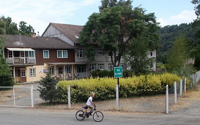 (Archives) Photo prise le 20 janvier 2016, la Villa Bavière, anciennement Colonia Dignidad près de Parral, à 400 km de Santiago. (Crédit : Claudio Reyes / AFP) (Archives) Photo prise le 20 janvier 2016, la Villa Bavière, anciennement Colonia Dignidad près de Parral, à 400 km de Santiago. (Crédit : Claudio Reyes / AFP)