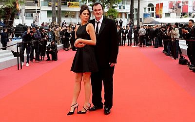 Le réalisateur américain Quentin Tarantino et sa femme, la chanteuse israélienne Daniella Pick, au festival de Cannes, le 18 mai 2019. (Crédit photo : Valery HACHE / AFP)