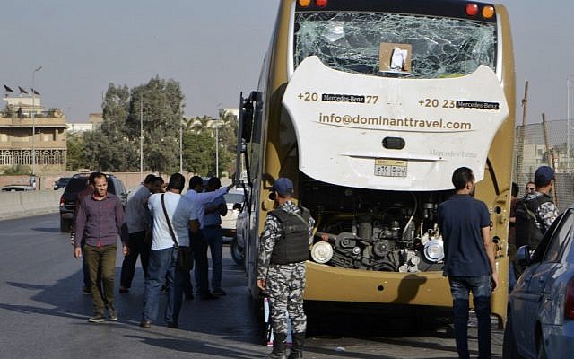 Un bus endommagé après une attaque à la bombe pr_s de la pyramide de Guizeh, le 19 mai 2019. (Crédit : Sayed HASAN / AFP)