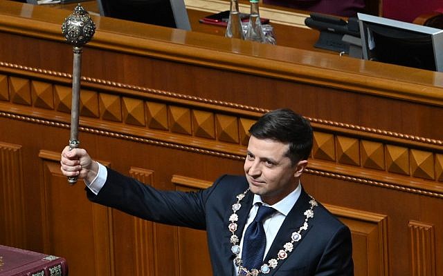 Le président ukrainien Volodymyr Zelensky tient le Bulava, symbole ukrainien du pouvoir, pendant la cérémonie d'investiture à Kiev, le 20 mai 2019. (Crédit : Genya SAVILOV / AFP)