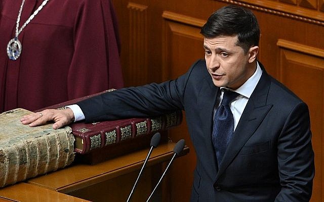 Le président ukrainien Volodymyr Zelensky prête serment sur la Bible et la constitution pendant la cérémonie d'investiture,à Kiev, le 20 mai 2019. (Crédit : Genya SAVILOV / AFP) Le président ukrainien Volodymyr Zelensky prête serment sur la Bible et la constitution pendant la cérémonie d'investiture,à Kiev, le 20 mai 2019. (Crédit : Genya SAVILOV / AFP)
