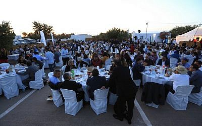 Les musulmans participent à un dîner de l'Iftar, le repas après le coucher du soleil pendant le mois sacré musulman du Ramadan, lors d'un événement organisé par les Juifs de Djerba, le premier jour du pèlerinage juif annuel de la synagogue El Ghriba, le plus ancien monument juif construit à Afrique, sur l’île de Djerba, dans la région méditerranéenne, le 22 mai 2019. (Crédit : FATHI NASRI / AFP)
