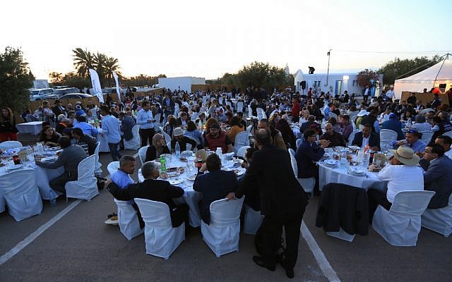 Les musulmans participent à un dîner de l'Iftar, le repas après le coucher du soleil pendant le mois sacré musulman du Ramadan, lors d'un événement organisé par les Juifs de Djerba, le premier jour du pèlerinage juif annuel de la synagogue El Ghriba, le plus ancien monument juif construit à Afrique, sur l’île de Djerba, dans la région méditerranéenne, le 22 mai 2019. (Crédit : FATHI NASRI / AFP)