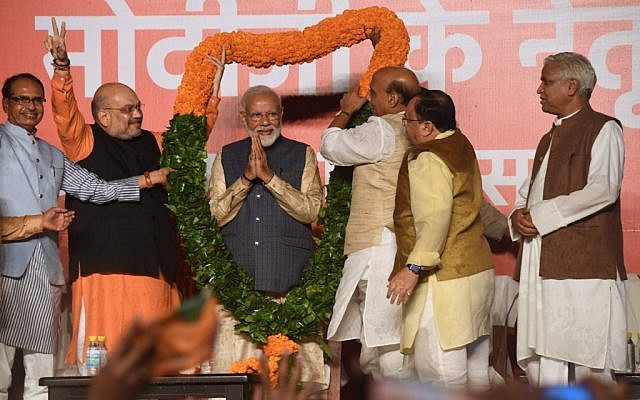 Le Premier ministre indien Narendra Modi (au centre) et le président du parti Bharatiya Janta au pouvoir, Amit Shah (2eme à droite) et le ministre de l’Intérieur indien Rajnath Singh (3eme à droite) et d'autres politiciens, fêtent la victoire de Modi aux élections nationales, à New Delhi, le 23 mai 2019. (Crédit : PRAKASH SINGH / AFP) Le Premier ministre indien Narendra Modi (au centre) et le président du parti Bharatiya Janta au pouvoir, Amit Shah (2eme à droite) et le ministre de l’Intérieur indien Rajnath Singh (3eme à droite) et d'autres politiciens, fêtent la victoire de Modi aux élections nationales, à New Delhi, le 23 mai 2019. (Crédit : PRAKASH SINGH / AFP)