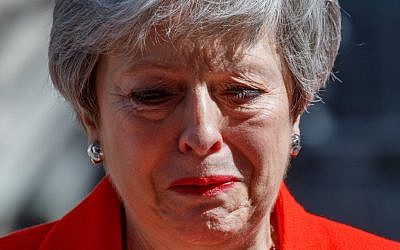 Le Premier ministre britannique Theresa May annonce sa démission, à Downing Street, à Londres, le 24 mai 2019. (Crédit : Tolga AKMEN / AFP)