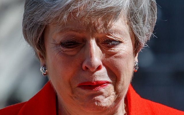 Le Premier ministre britannique Theresa May annonce sa démission, à Downing Street, à Londres, le 24 mai 2019. (Crédit : Tolga AKMEN / AFP) Le Premier ministre britannique Theresa May annonce sa démission, à Downing Street, à Londres, le 24 mai 2019. (Crédit : Tolga AKMEN / AFP)