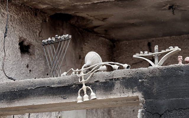 Des chandeliers dans une maison  grrvement endommagée par un incendie dans le village de Mevo Modiim, dans le centre d'Israël, dans un contexte de vague de chaleur extrême, le 24 mai 2019 (Crédit : JACK GUEZ / AFP)