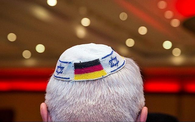 Un homme portant une kippa avec les drapeaux de l'Allemagne et d'Israël à Francfort-sur-le-Main, en Allemagne, le 10 juin 2014. (Frank Rumpenhorst / dpa / AFP) Un homme portant une kippa avec les drapeaux de l'Allemagne et d'Israël à Francfort-sur-le-Main, en Allemagne, le 10 juin 2014. (Frank Rumpenhorst / dpa / AFP)