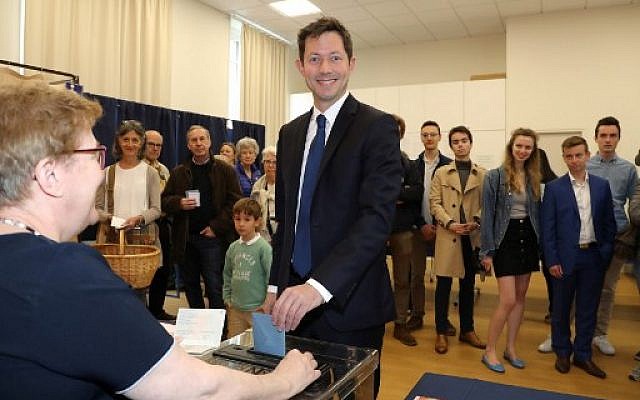 Francois-Xavier Bellamy, qui dirigeait la liste Les Républicains aux élections européennes, votant à Versailles le 26 mai 2019. (Crédit photo : JACQUES DEMARTHON / AFP)
