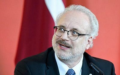 Le 29 mai 2019, le président letton nouvellement élu et ancien juge de la Cour européenne de justice, Egils Levits, donne une conférence de presse à Riga, en Lettonie. (Crédit : Ilmars ZNOTINS / AFP)