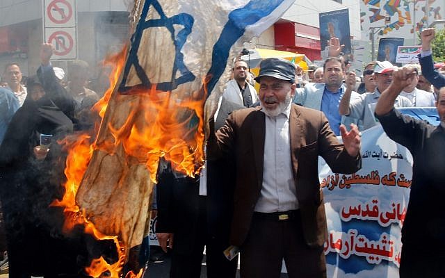 Des Iraniens brûlent un drapeau d'Israël pendant la journée d'Al-Qods à Téhéran, le 31 mai 2019. (Crédit : AFP)