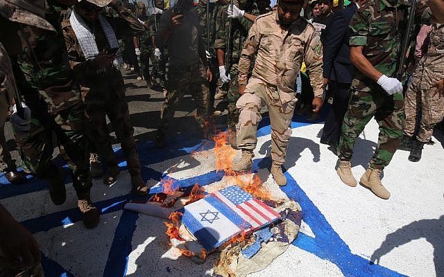 Des soldats iraniens soutenus par l'Iran et des brigades du Hezbollah brûlent des drapeaux israélien et américain pendant la journée d'Al-Qods, à Bagdad, le 31 mai 2019/. (Crédit 
: AHMAD AL-RUBAYE / AFP)