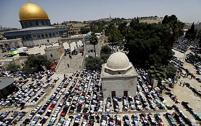 Des Palestiniens prient à la mosquée d'al-Aqsa au dernier vendredi du ramadan, le 31 mai 2019. (Crédit : Ahmad GHARABLI / AFP)