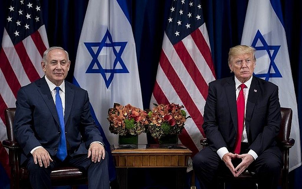 Le Premier ministre Benjamin Netanyahu (à gauche) et le Président américain Donald Trump, lors de leur rencontre au Palace Hotel à New York, avant l'Assemblée générale des Nations Unies, le 18 septembre 2017. (AFP Photo/Brendan Smialowski)
