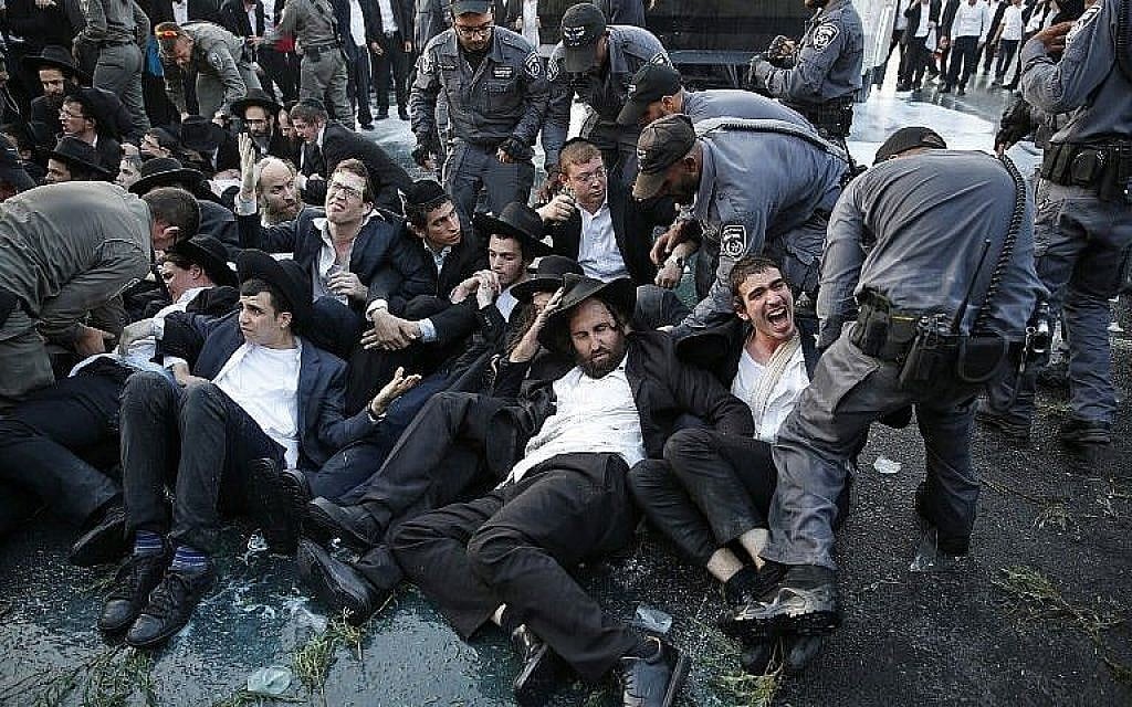 La police lance des jets d'eau pour tenter de disperser une manifestation de Juifs ultra-orthodoxes contre la conscription des membres de leur communauté dans Tsahal, à l'entrée de Jérusalem, le 23 octobre 2017. (AFP Photo/Ahmad Gharabli) La police lance des jets d'eau pour tenter de disperser une manifestation de Juifs ultra-orthodoxes contre la conscription des membres de leur communauté dans Tsahal, à l'entrée de Jérusalem, le 23 octobre 2017. (AFP Photo/Ahmad Gharabli)