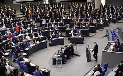 Bernd Baumann, membre du parti d'extrême droite Alternative pour l'Allemagne (AfD), premier président de l'AfD au Parlement, prononce son discours lors de la première session du Parlement nouvellement élu, le 24 octobre 2017, au Bundestag (ou chambre basse du Parlement) à Berlin. (AFP PHOTO / Odd ANDERSEN)