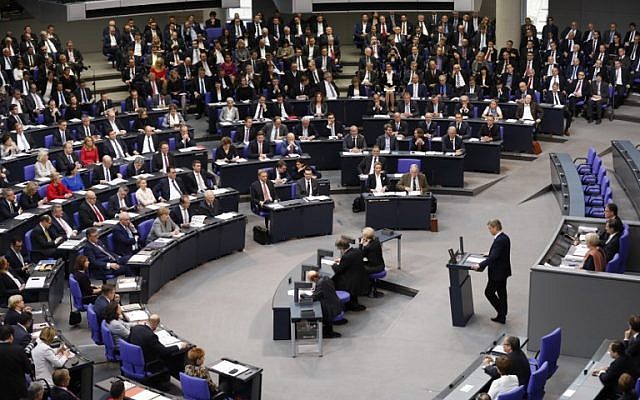 Bernd Baumann, membre du parti d'extrême droite Alternative pour l'Allemagne (AfD), premier président de l'AfD au Parlement, prononce son discours lors de la première session du Parlement nouvellement élu, le 24 octobre 2017, au Bundestag (ou chambre basse du Parlement) à Berlin. (AFP PHOTO / Odd ANDERSEN) Bernd Baumann, membre du parti d'extrême droite Alternative pour l'Allemagne (AfD), premier président de l'AfD au Parlement, prononce son discours lors de la première session du Parlement nouvellement élu, le 24 octobre 2017, au Bundestag (ou chambre basse du Parlement) à Berlin. (AFP PHOTO / Odd ANDERSEN)