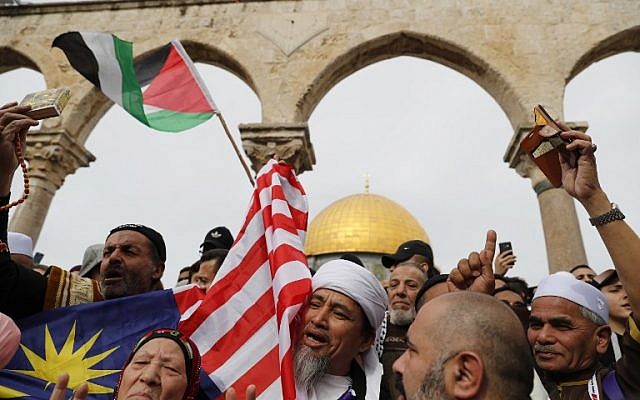 Des musulmans brandissent des drapeaux malaisiens et palestiniens lors des prières du vendredi à la mosquée d'al-Aqsa, à Jérusalem, le 22 décembre 2017. (Crédit ;AFP/ Ahmad GHARABLI) Des musulmans brandissent des drapeaux malaisiens et palestiniens lors des prières du vendredi à la mosquée d'al-Aqsa, à Jérusalem, le 22 décembre 2017. (Crédit ;AFP/ Ahmad GHARABLI)
