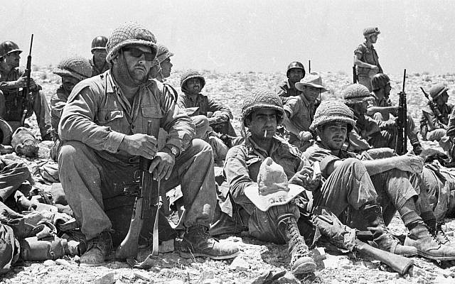 Une unité des blindés dans le désert du Neguev, le 20 mai 1967. (Crédit : IPPA/Dan Hadani archive via National Library of Israel)