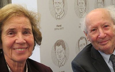 Beate et Serge Klarsfeld prennent la pose avant de recevoir un prix au musée américain de commémoration de l'Holocauste à  Washington, le 29 avril 2019 (Crédit : Ron Kampeas/JTA)