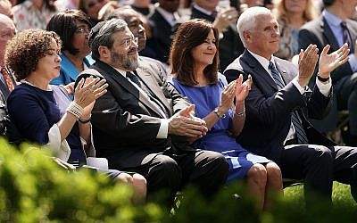 De gauche à droite, la pasteur Marilyn Rivera, le rabbin Abba Cohen, Karen Pence et son époux le vice-président Mike Pence participent à une journée nationale de prière dans la Rose Garden de la Maison Blanche, le 2 mai 2019. (Chip Somodevilla/Getty Images/via JTA)