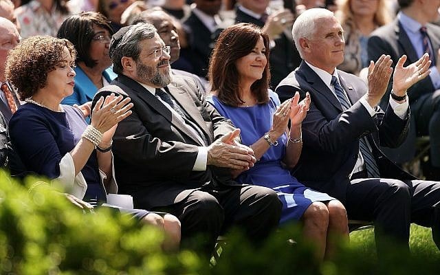 De gauche à droite, la pasteur Marilyn Rivera, le rabbin Abba Cohen, Karen Pence et son époux le vice-président Mike Pence participent à une journée nationale de prière dans la Rose Garden de la Maison Blanche, le 2 mai 2019. (Chip Somodevilla/Getty Images/via JTA)