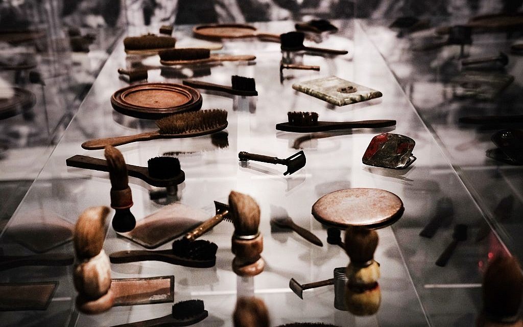 Objets personnels des prisonniers juifs d'Auschwitz exposées au Museum of Jewish Heritage pour l’exposition "Auschwitz. Not long ago. Not far away", le 2 mai 2019 àNew York City. (Crédit : Spencer Platt/Getty Images/AFP)