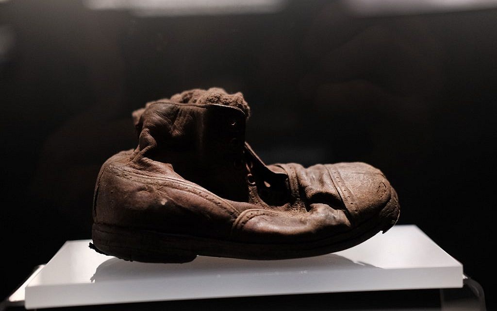La chaussure d'un prisonnier juif d'Auschwitz exposée au Museum of Jewish Heritage pour l’exposition "Auschwitz. Il n'y a pas si longtemps, pas si loin", le 2 mai 2019 àNew York City. (Crédit : Spencer Platt/Getty Images/AFP)