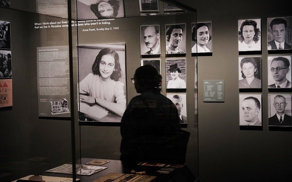 Portraits de prisonniers juifs à l'exposition  "Auschwitz. Il n'y a pas si longtemps, pas si loin" au Museum of Jewish Heritage, le 2 mai 2019 à New York City. (Crédit : Spencer Platt/Getty Images/AFP)