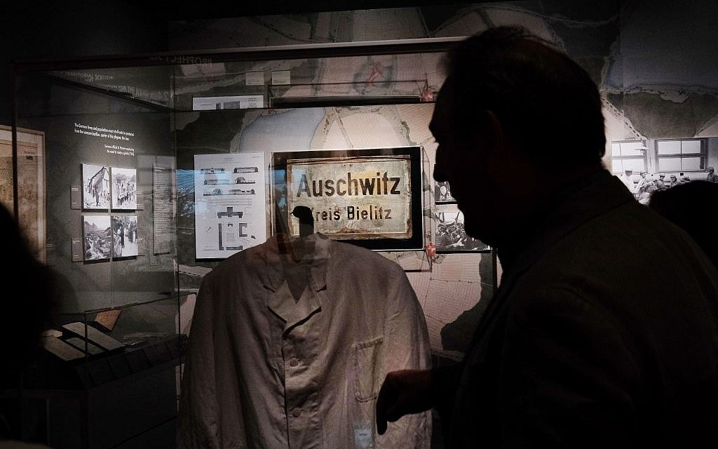 L’exposition  "Auschwitz. Il n'y a pas si longtemps, pas si loin" au Museum of Jewish Heritage, le 2 mai 2019 à New York City. (Crédit : Spencer Platt/Getty Images/AFP)