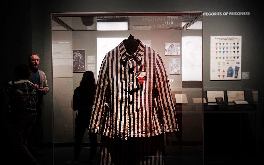 La veste d'uniforme d'un prisonnier juif d'Auschwitz exposée au Museum of Jewish Heritage pour l’exposition "Auschwitz. Il n'y a pas si longtemps, pas si loin", le 2 mai 2019 à New York City. (Crédit : Spencer Platt/Getty Images/AFP)