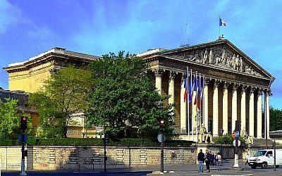 Le palais Bourbon, vue du quai Anatole-France (Paris 7ème), qui abrite l’Assemblée nationale. (Crédit photo : Mbzt / Wikipédia / CC BY 3.0)