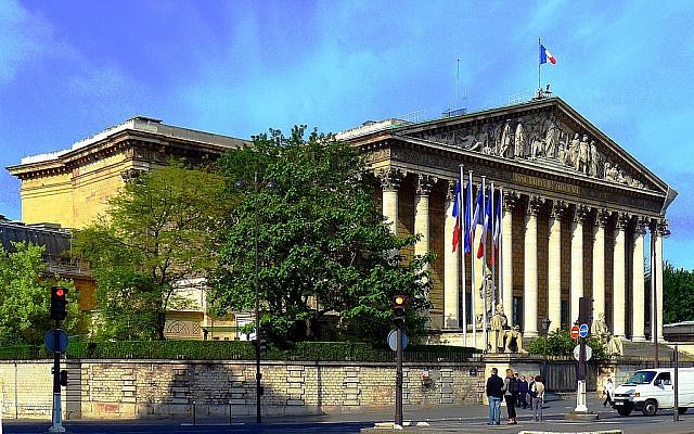 Le palais Bourbon, vue du quai Anatole-France (Paris 7ème), qui abrite l’Assemblée nationale. (Crédit photo : Mbzt / Wikipédia / CC BY 3.0) Le palais Bourbon, vue du quai Anatole-France (Paris 7ème), qui abrite l’Assemblée nationale. (Crédit photo : Mbzt / Wikipédia / CC BY 3.0)