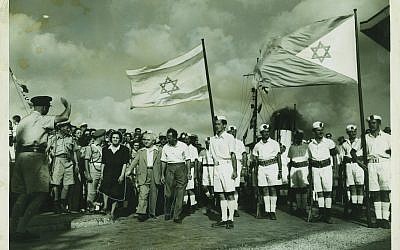 Des soldats israéliens accueillent le Premier ministre David Ben Gurion à Haïfa. L'une des 26 rares photos de la guerre d'indépendance de 1948 qui seront mises aux enchères par l'hôtel des ventes Kedem de Jérusalem en mai 2019. (Kedem Auction House)
