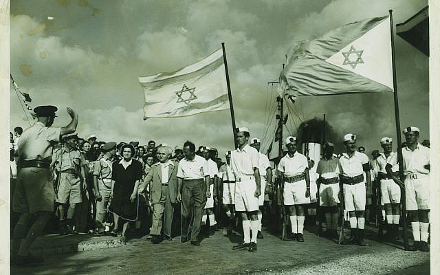 Des soldats israéliens accueillent le Premier ministre David Ben Gurion à Haïfa. L'une des 26 rares photos de la guerre d'indépendance de 1948 qui seront mises aux enchères par l'hôtel des ventes Kedem de Jérusalem en mai 2019. (Kedem Auction House)