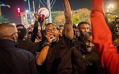 Des manifestants éthiopiens israéliens place Rabin à Tel Aviv, le 30 janvier 2019 (Crédit : Luke Tress/Times of Israel)