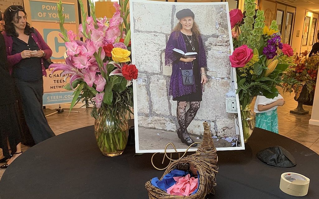 Une photo de Lori Gilbert-Kaye au centre Habad de Poway, Californie, le 3 mai 2019. (Gabrielle Birkner/JTA)