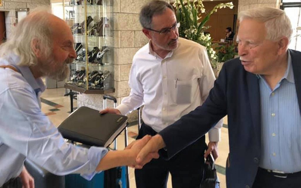 Paul Jospa, fils de Hertz et Yvonne Jospa, rencontre Shaul Harel (à droite) pour la première fois sous le regard du directeur du B'nai B'rith World Center, Alan Schneider, à Jérusalem, le 1er mai 2019. (Renee Ghert-Zand/TOI) Paul Jospa, fils de Hertz et Yvonne Jospa, rencontre Shaul Harel (à droite) pour la première fois sous le regard du directeur du B'nai B'rith World Center, Alan Schneider, à Jérusalem, le 1er mai 2019. (Renee Ghert-Zand/TOI)