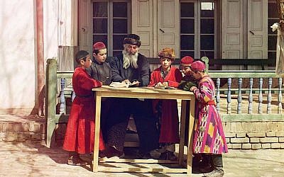 Des enfants juifs en habits traditionnels, avec leur professeur, à Samarcande, en Ouzbékistan, entre 1909 et 1915. (Crédit photo : Wikimédia / Sergej Prokudin-Gorskij (1863–1944) / Library of Congress by Walter Frankhauser / WalterStudio
